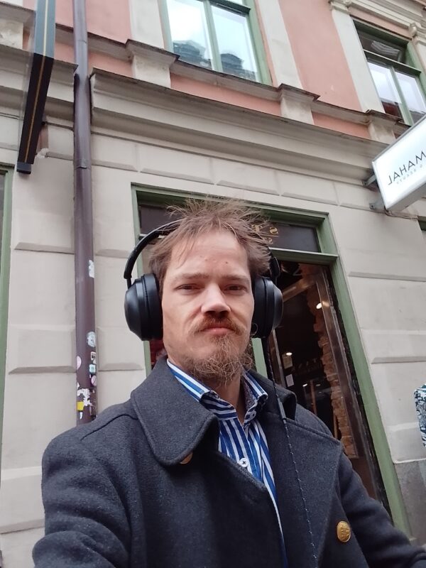 Vad ni än säger så är ni amatörer mot DENNIS KRISTOFFER SJÖBERG 25 000 000 000 000 triljoner USD